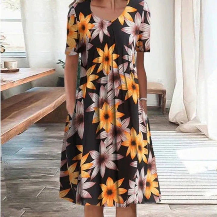 Elegant casual kvindekjole, ideel som sommerkjole med fint blomstermønster.