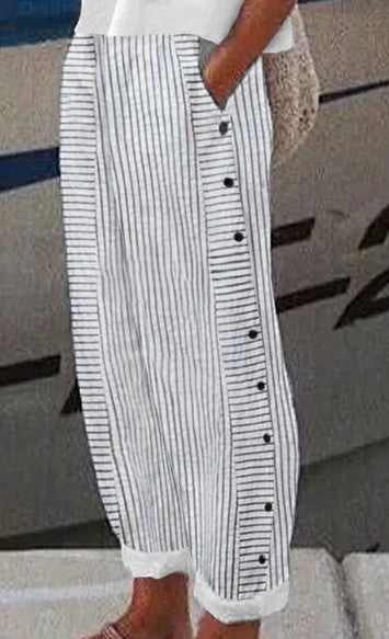 Alsidige damebukser med striber, ideelle til fritid. Elegant og bekvem sommerbeklædning.