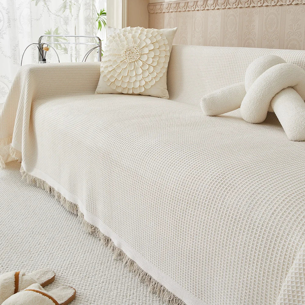 Detaljeret visning af det vævede beige bomulds/polyester sofabetræk; et alsidigt boligtekstil.