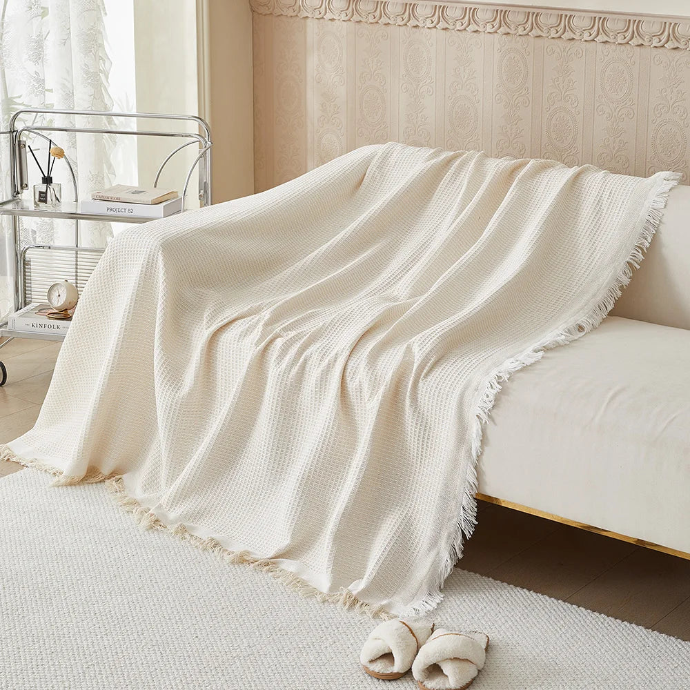 Komfortabelt beige sofabetræk i bomuld/polyester, ideelt til hyggelig indretning og beskyttelse af møbler.
