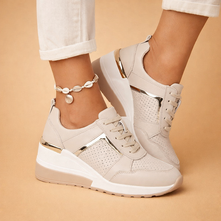 Beige dame platform sneakers, moderne stil med diskret højde. Komfortable hverdags sneakers til kvinder.