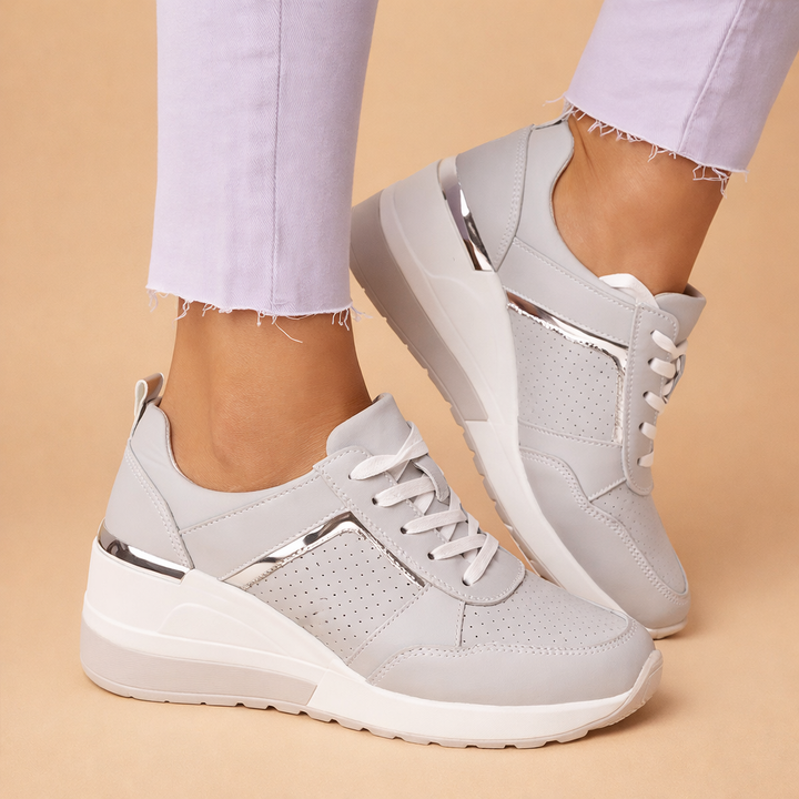 Rosa dame platform sneakers fra siden, fremhæver diskret hælhøjde og moderne wedgesko-design.