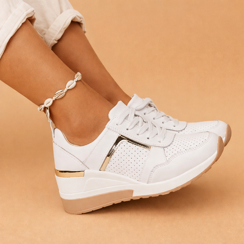 Dame platform sneakers med guld-detaljer, kombinerer stil, komfort og en forhøjet sål. Trendy kvindesko.