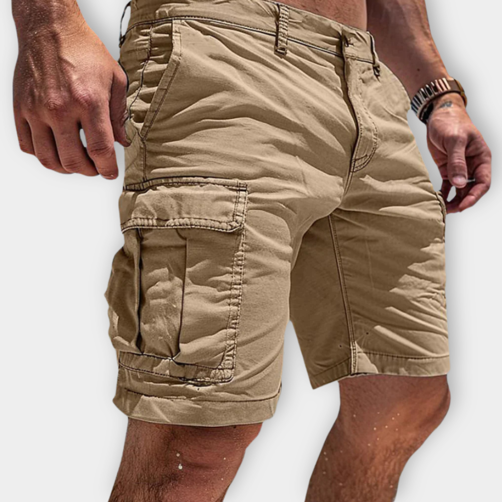 Grønne mænds funktionelle cargo shorts, ideelle til udendørs brug, afslappet stil med rummelige lommer.