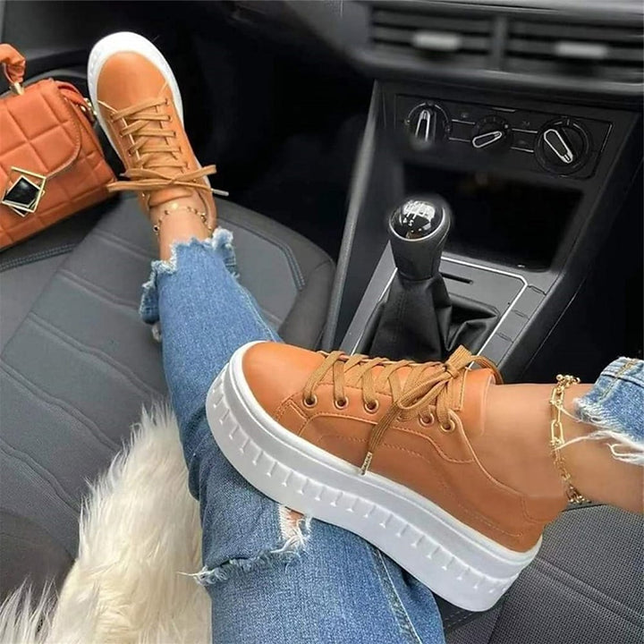 Komfortable damesneakers med plateau-sål, snøredesign i hvid, moderne look for stilbevidste kvinder.
