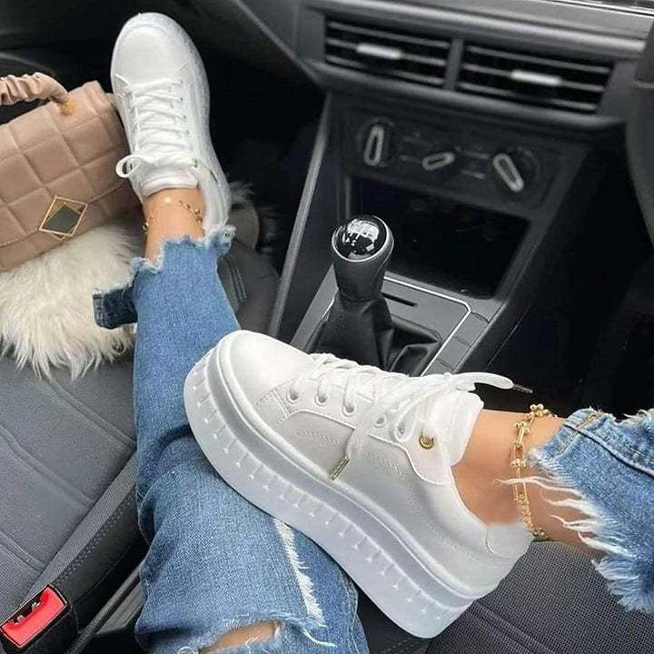 Komfortable damesneakers med plateau-sål, snøredesign i hvid, moderne look for stilbevidste kvinder.
