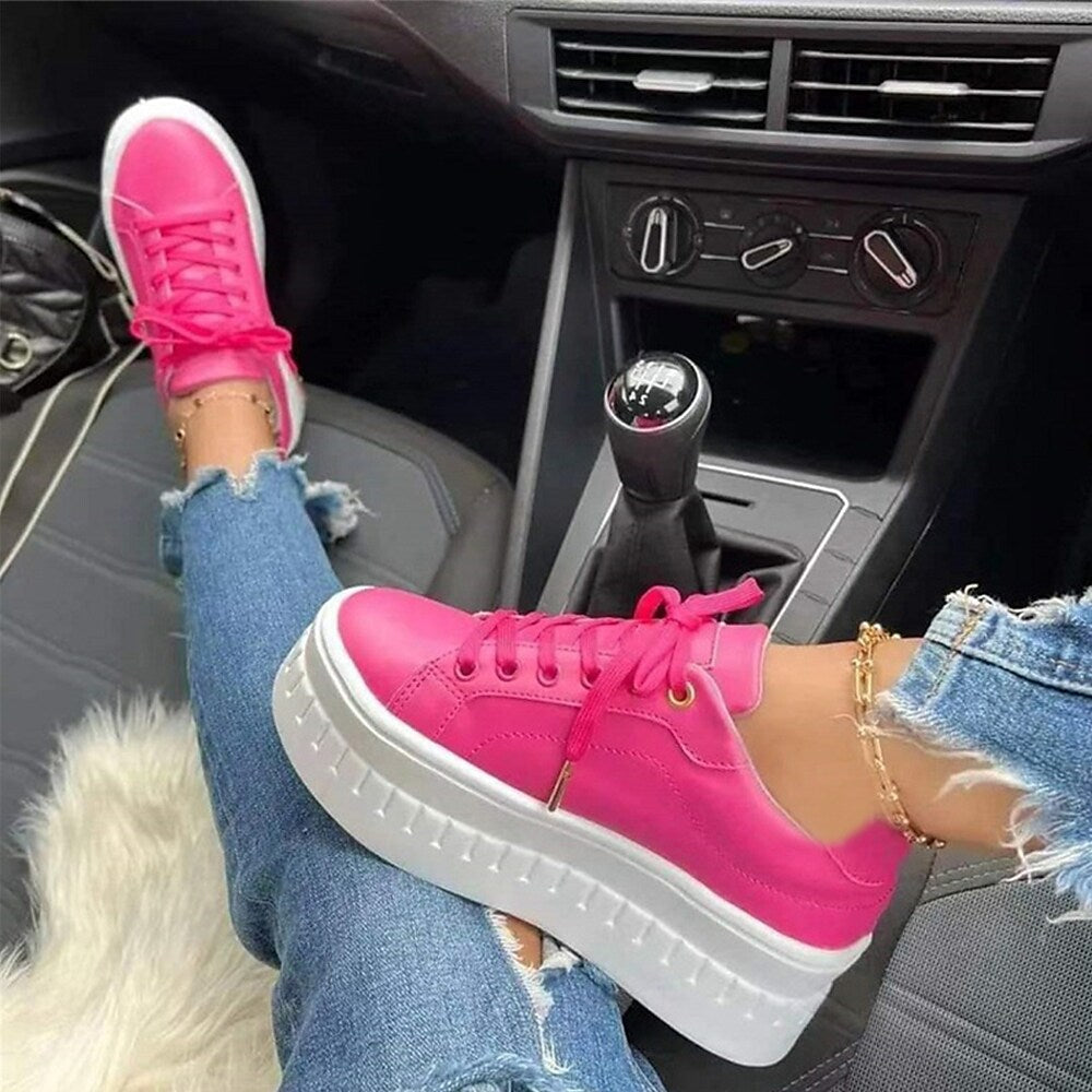 Komfortable damesneakers med plateau-sål, snøredesign i hvid, moderne look for stilbevidste kvinder.