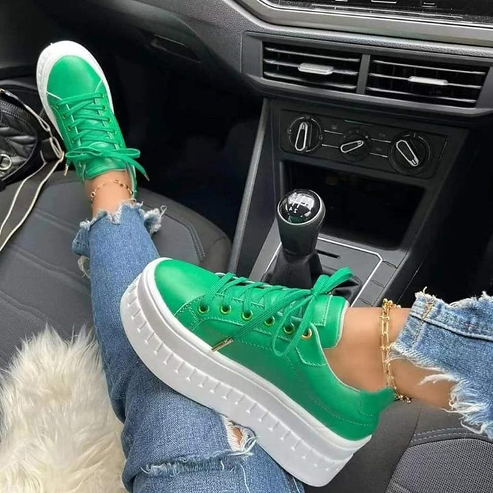 Komfortable damesneakers med plateau-sål, snøredesign i hvid, moderne look for stilbevidste kvinder.