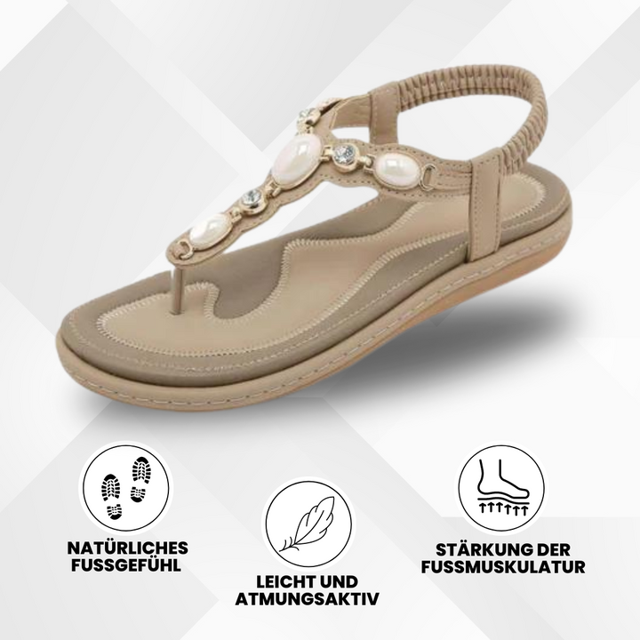 Komfortable, ergonomiske sandaler i abrikos med skridsikker sål, der fremmer fodsundhed på en lys baggrund.