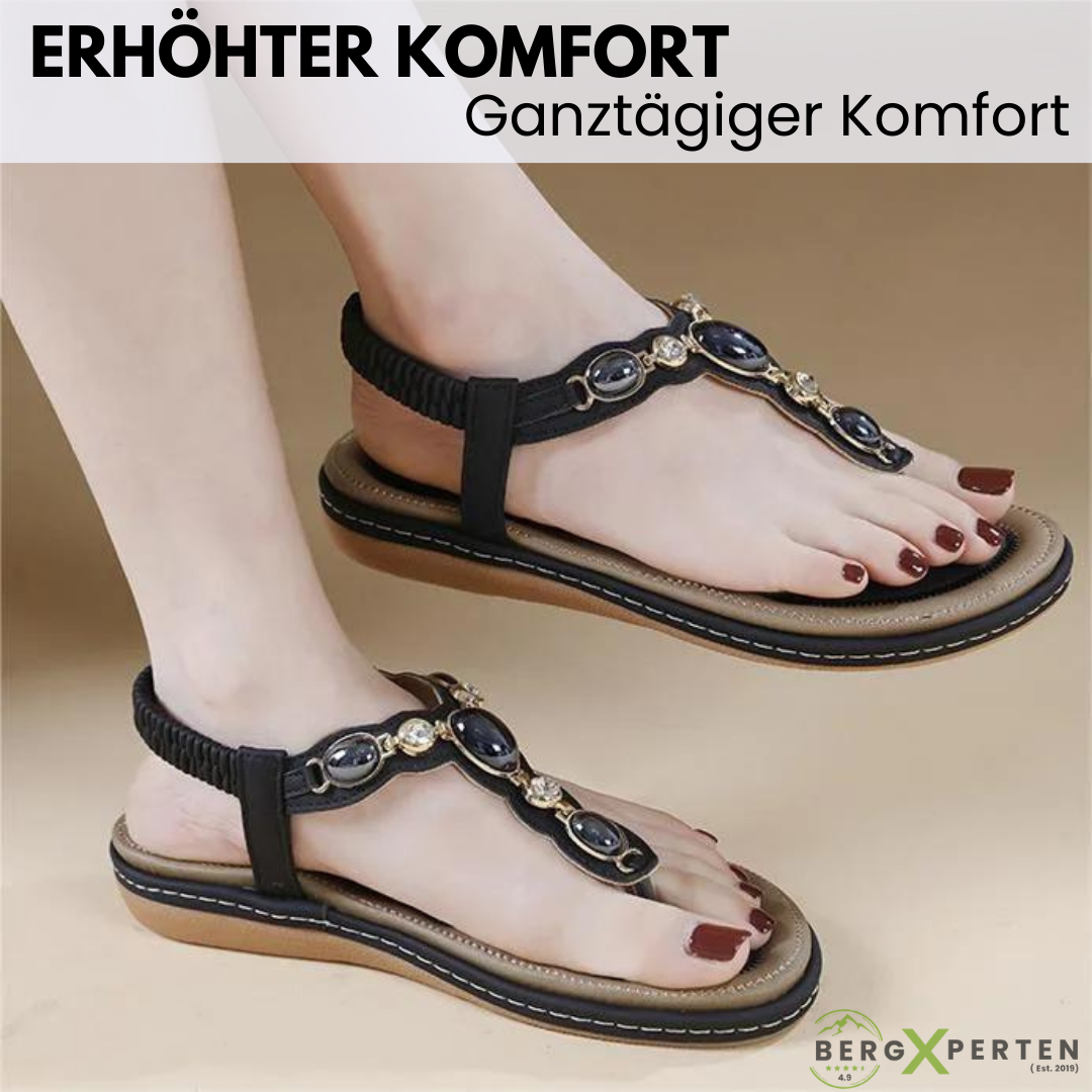 Komfortable, ergonomiske sandaler i abrikos med skridsikker sål, der fremmer fodsundhed på en lys baggrund.