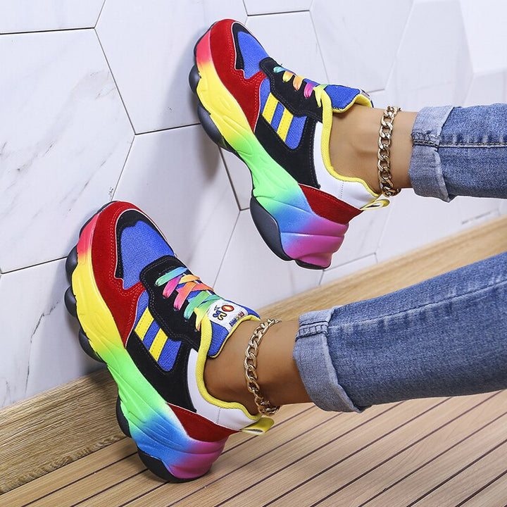Komfortable stilfulde sneakers i klassisk design, vatteret for komfort, ideelle til hverdag og fritid.