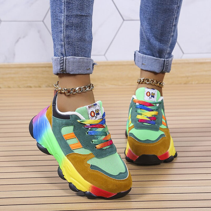 Komfortable stilfulde sneakers i klassisk design, vatteret for komfort, ideelle til hverdag og fritid.