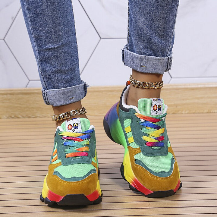 Komfortable stilfulde sneakers i klassisk design, vatteret for komfort, ideelle til hverdag og fritid.