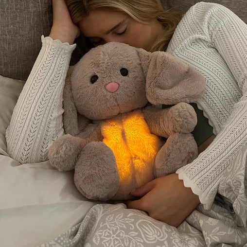 Plysdyr med lys & lyd: Koala, Stitch eller Hare. Et beroligende krammedyr for små børn.