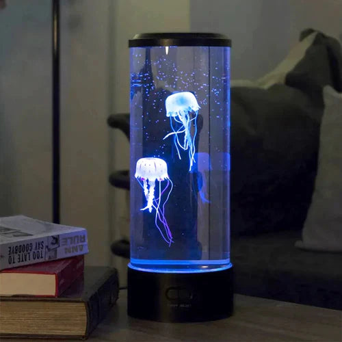 Stilfuld bordlampe med svømmende vandmænd, skaber afslappende hygge og ro i stuen eller soveværelset.