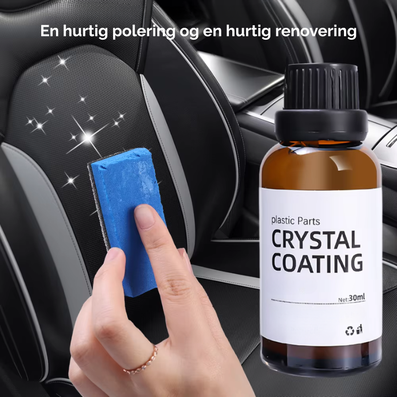 Mand påfører plastpleje på bilens sorte udvendige kofanger for UV-beskyttelse og dyb glans.