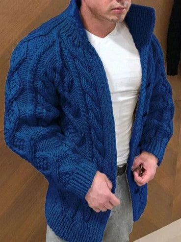 Afslappet herrecardigan i blødt materiale. Stående krave giver komfort og stilfuldt look til mænd.