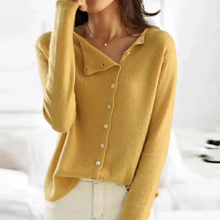 Stilfuld kvindecardigan med elegante knapper, perfekt til hverdag. Blød strik for komfortabel damemode.