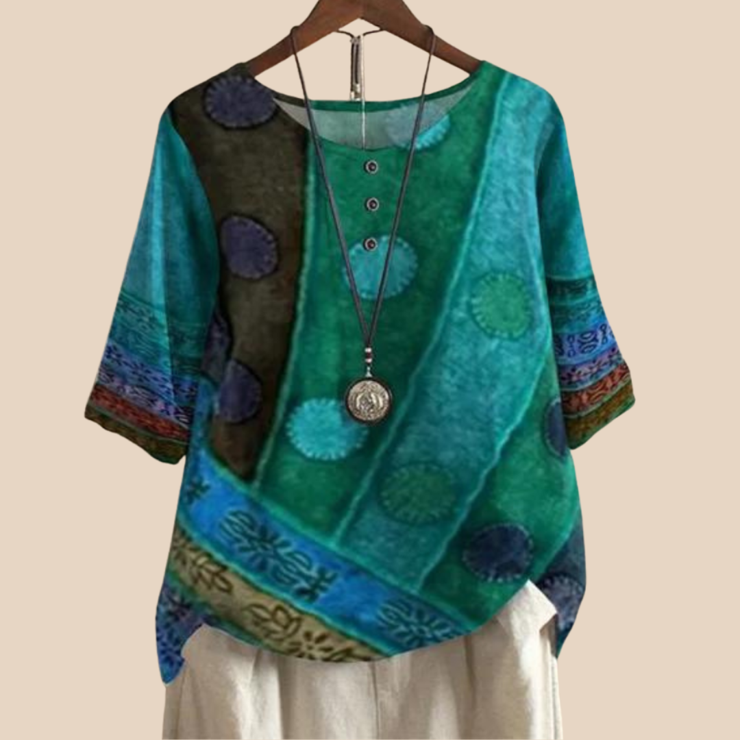 Feminin plus size bluse med farverigt, kunstnerisk tryk. Stilfuld og komfortabel modetop til kvinder.