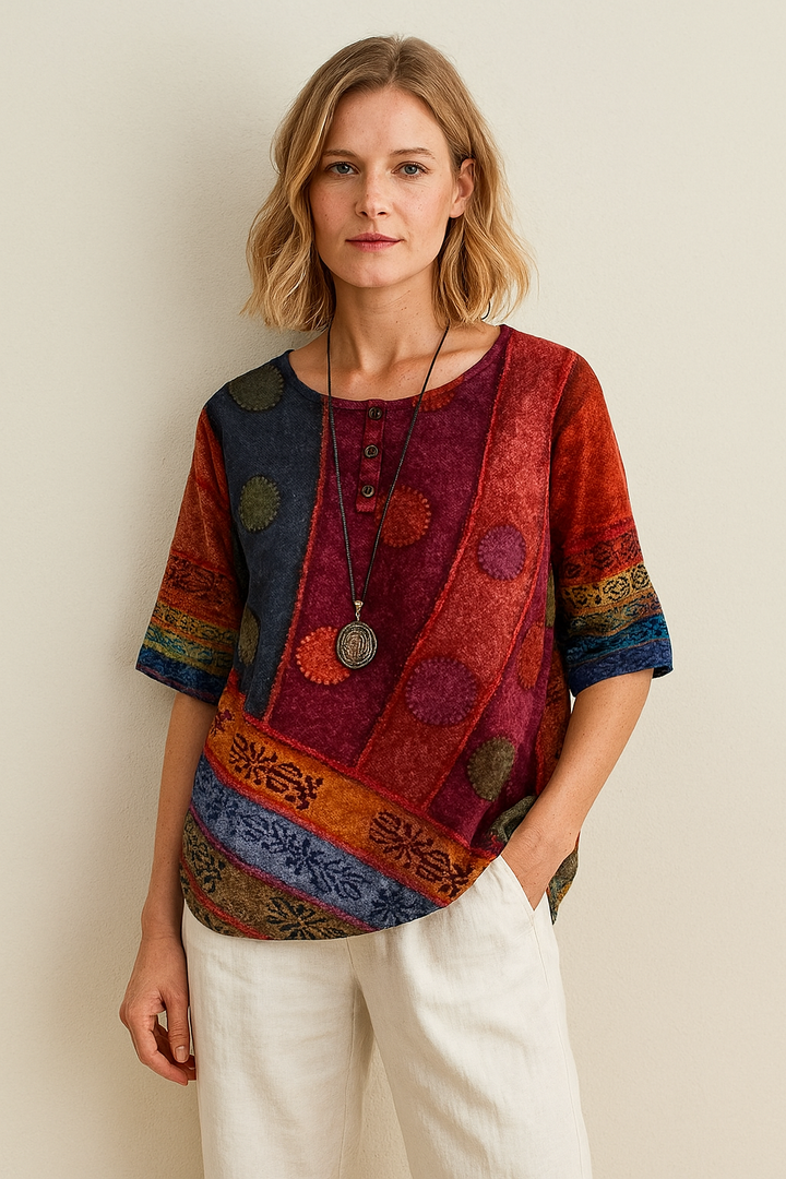 Stilfuld plus size top til kvinder med unikt, moderne kunstnerisk tryk. Perfekt forårs/sommer mode.