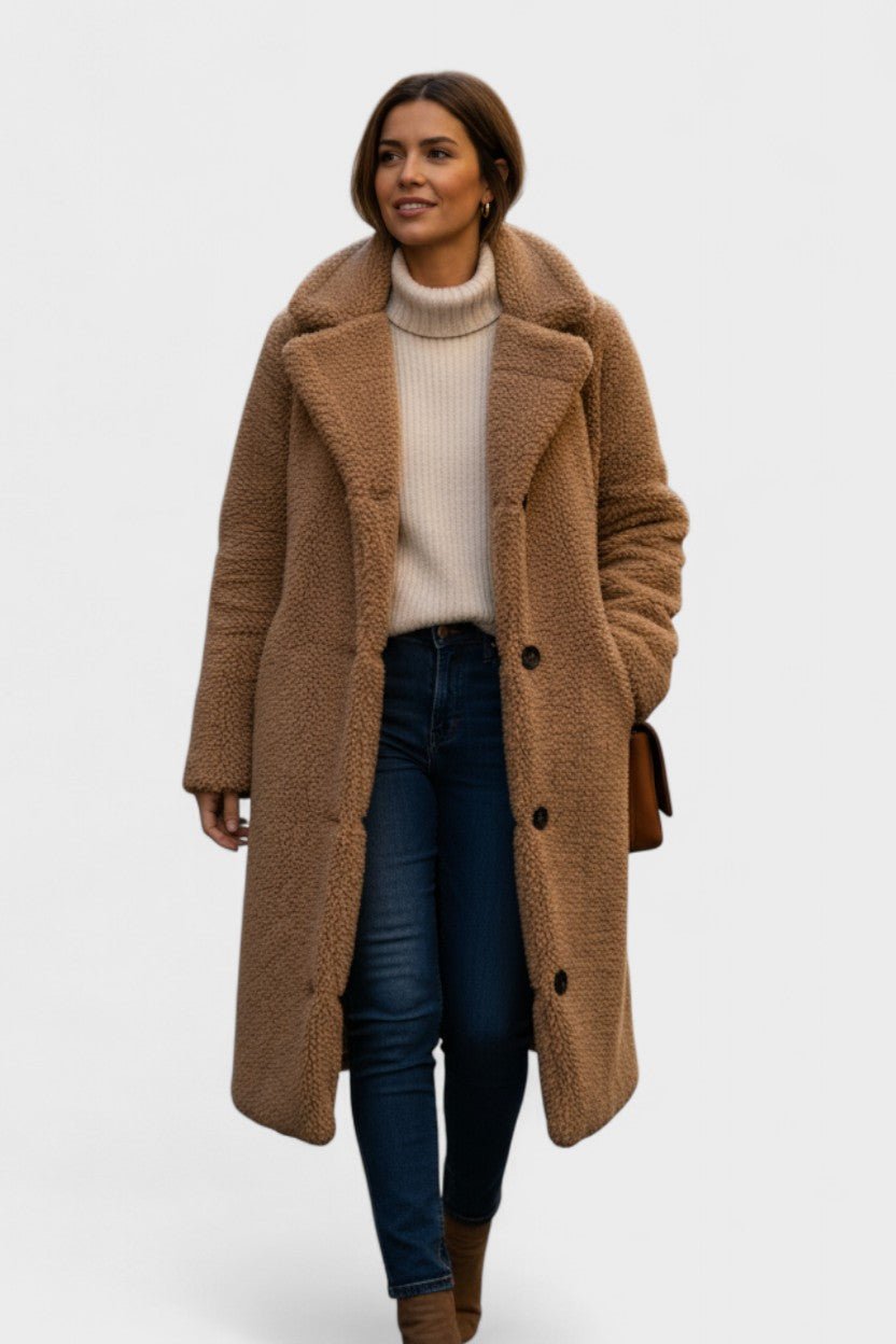 Blød, luksuriøs dame teddyjakke i brun/beige. Varm efterårsjakke med elegant design.