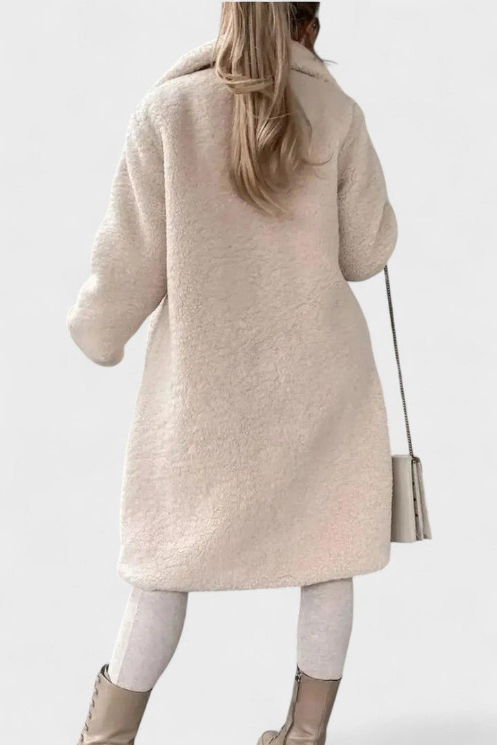 Komfortabel dame teddyjakke. Blød, varm beige/brun jakke i luksus design; perfekt til hygge.