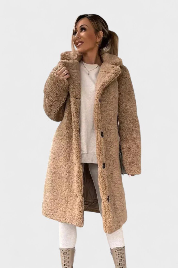 Nærbillede: Blød brun/beige teddyjakke. Luksuriøst design, varm damejakke med høj komfort til efteråret.