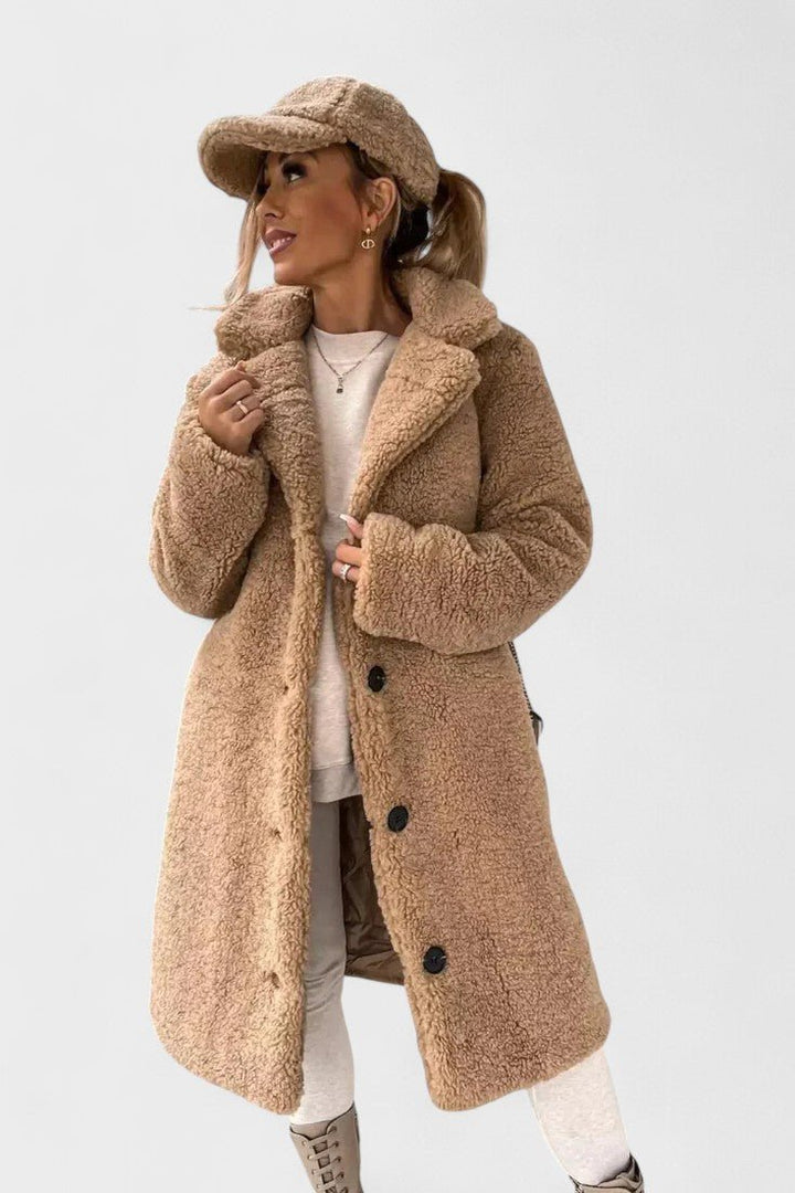 Model i elegant brun/beige teddyjakke. Varm, komfortabel damejakke; luksuriøst overtøj til efteråret.