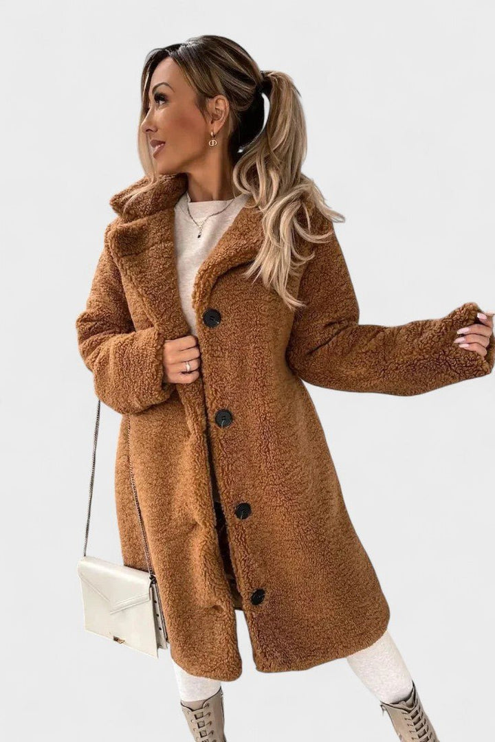 Model detalje: Elegant blød teddyjakke. Varm, beige/brun damejakke med luksuriøst design til efteråret.