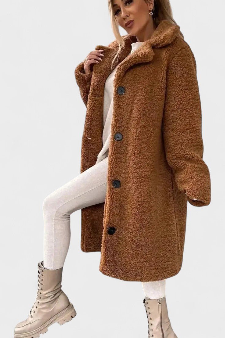 Ryggen af brun/beige teddyjakke til damer. Blød, varm efterårsjakke med elegant design og komfortabel pasform.