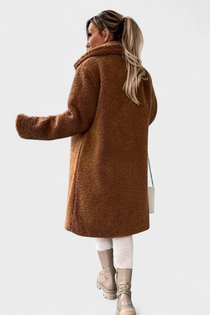 Åben, blød teddyjakke til damer i beige/brun. Varm, komfortabel efterårsjakke med elegant design.
