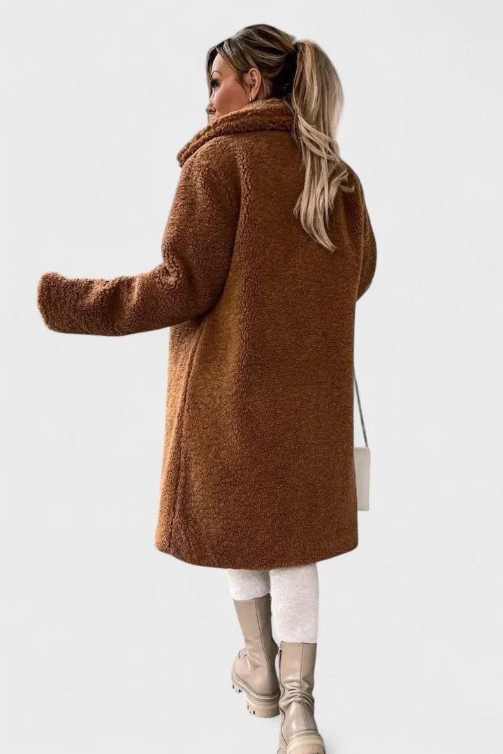 Åben, blød teddyjakke til damer i beige/brun. Varm, komfortabel efterårsjakke med elegant design.