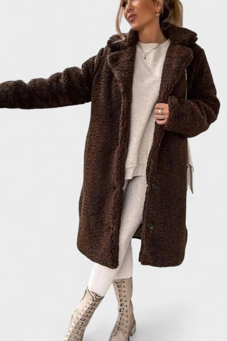 Lukket: Varm, blød beige/brun teddyjakke til damer. Komfortabel og elegant efterårsjakke i luksus design.