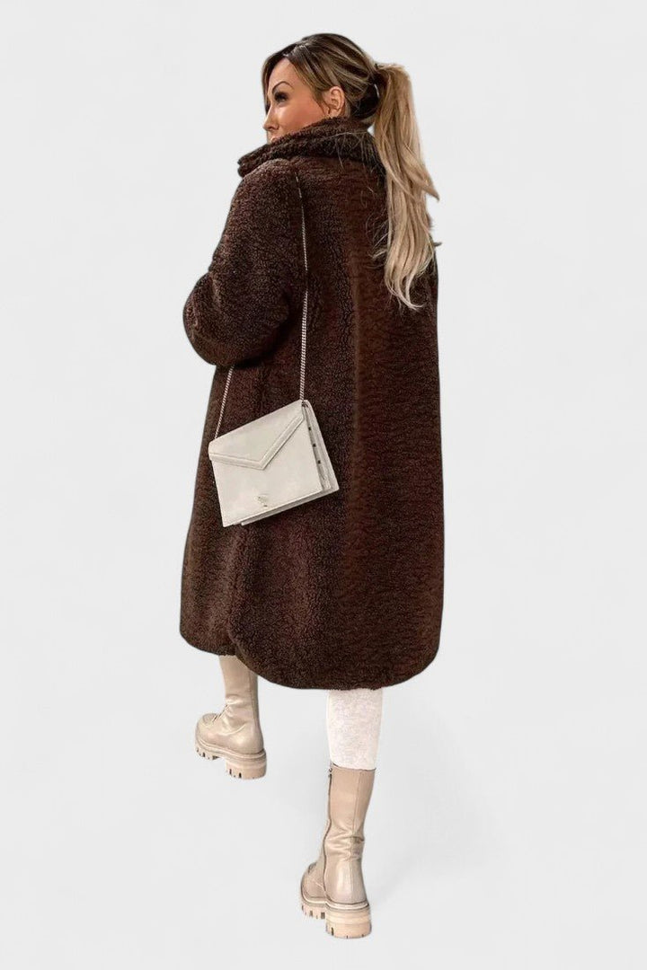 Brun dame teddyjakke i blødt materiale. Varm efterårsjakke; elegant overtøj med høj komfort.