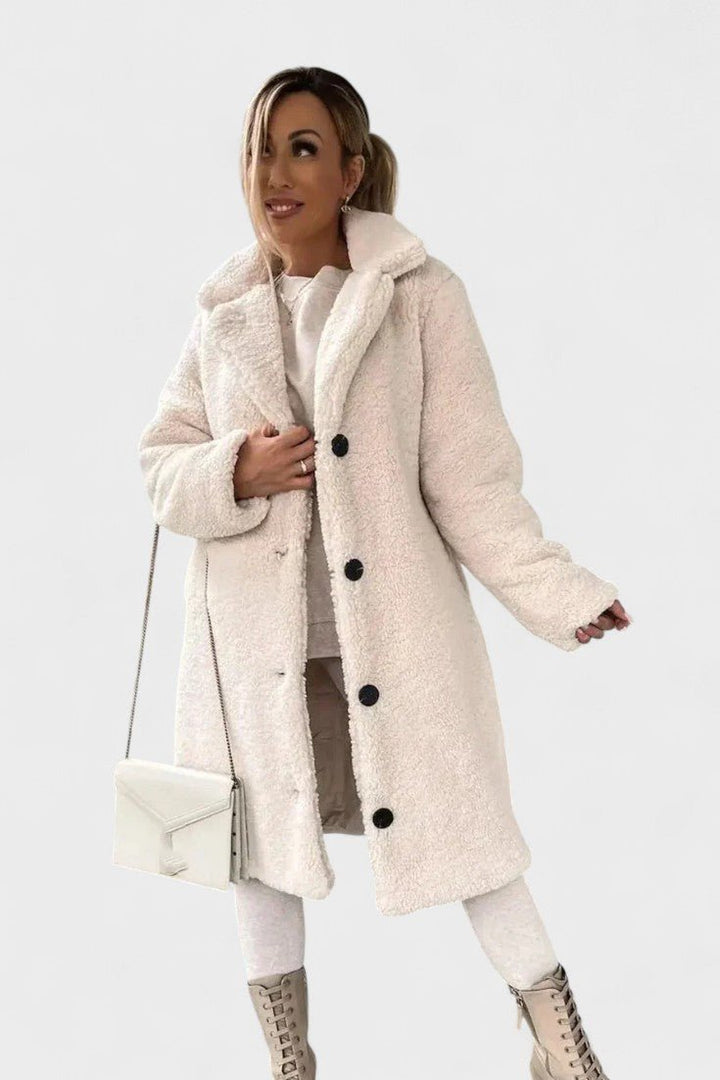 Beige dame teddyjakke i luksuriøst design. Blød, varm og elegant mode til efteråret.