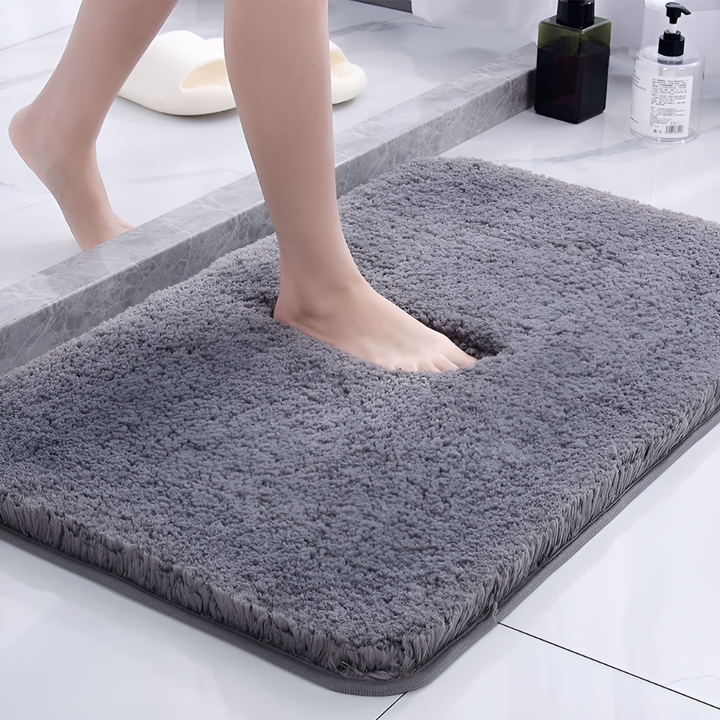 Blød og absorberende mikrofiber badeværelsesmåtte for maksimal komfort.