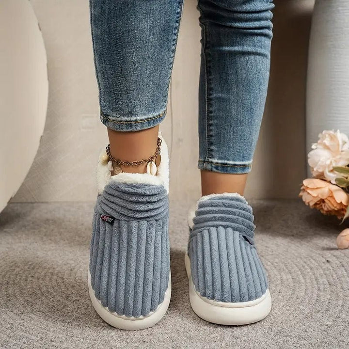 Hyggelige, bløde hjemmesko med varme for dine fødder. Unisex design, god komfort indendørs.