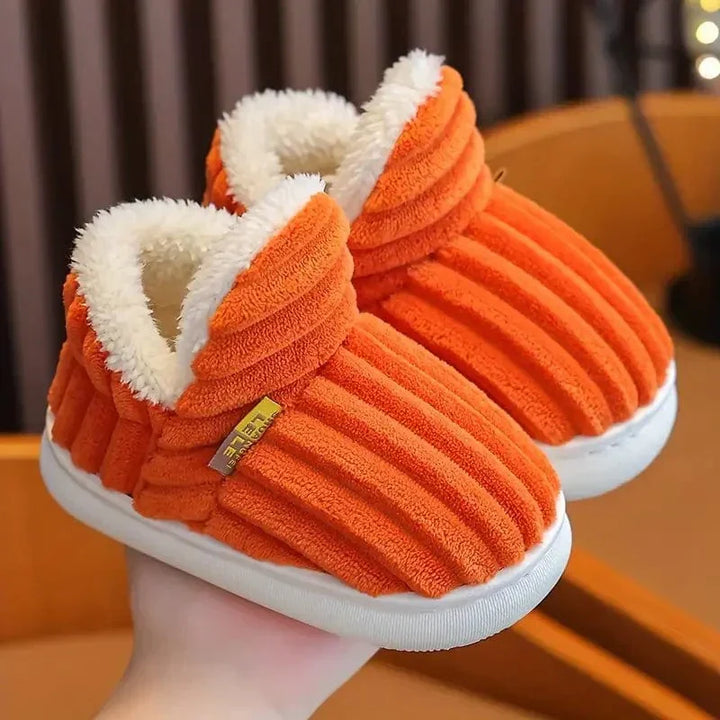 Oplev ren komfort med disse bløde, varme unisex hjemmesko, perfekte til koldt vejr indendørs.