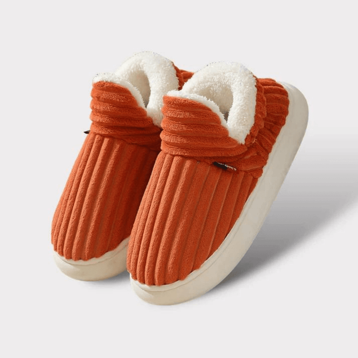 Bløde, plyssede, varme unisex hjemmesko. Ideelle til komfort indendørs og hurtige ærinder ude.