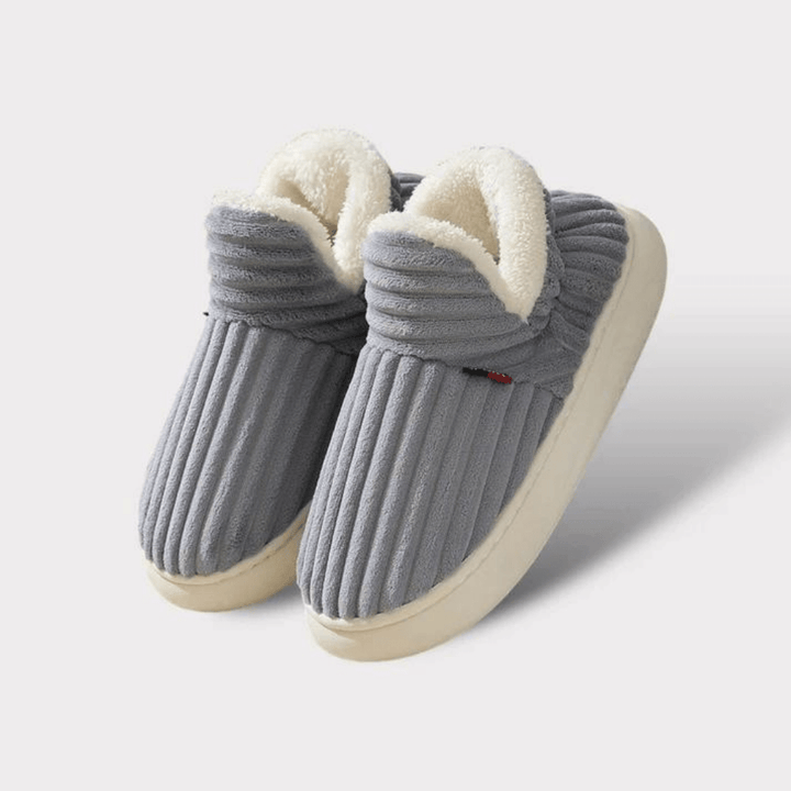 Maksimal komfort og varme med disse bløde unisex hjemmesko. Perfekt til hele huset og haven.