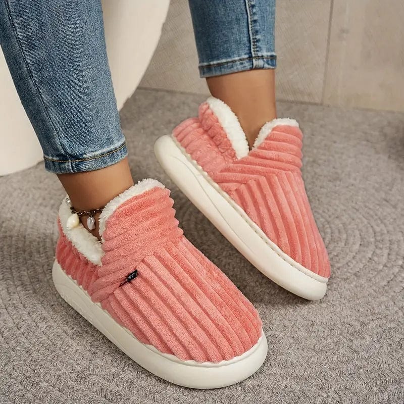 Ultra bløde hjemmesko for maksimal komfort. Unisex model perfekt til indendørs brug.