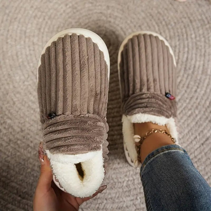 Ultimativ komfort med disse bløde, varme unisex hjemmesko. Perfekt til afslapning hjemme.