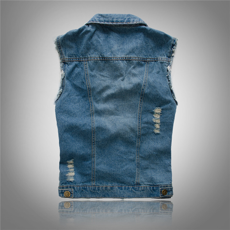 Nærbillede af robust denimstof på en klassisk herrevest. Fremhæver moderne komfort og kvalitet.