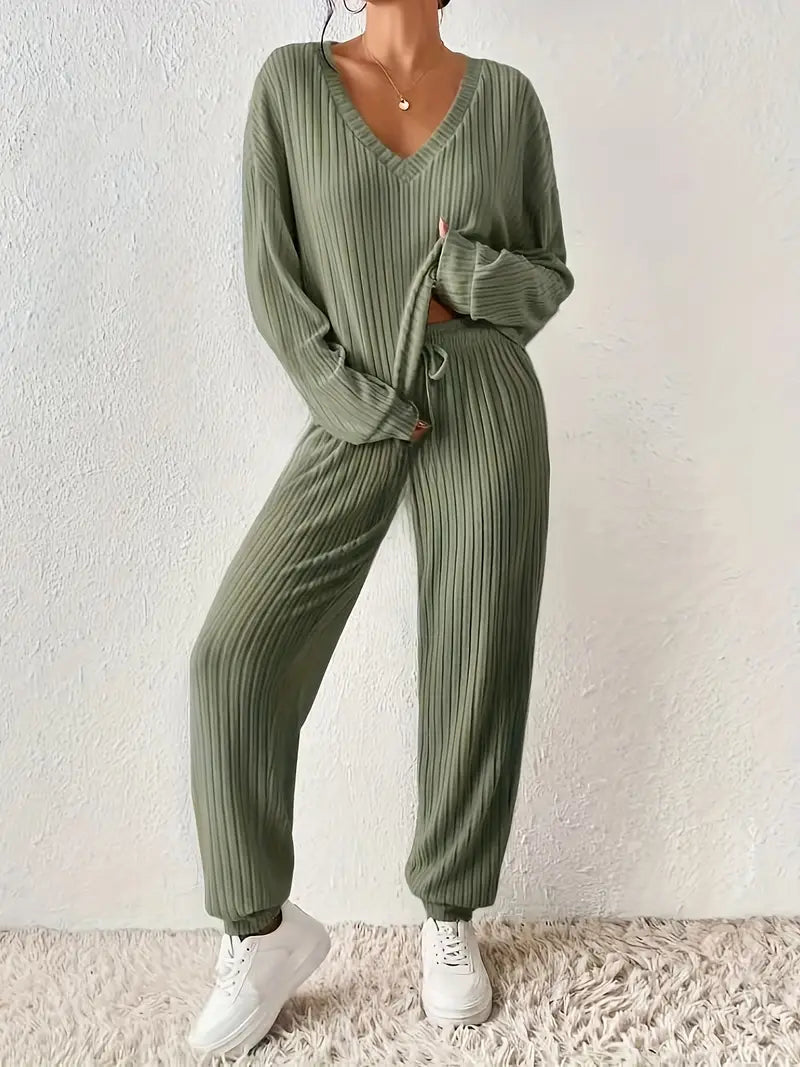 Blødt damesæt loungewear med V-hals og ribbet design. Perfekt komfortsæt til afslapning derhjemme.
