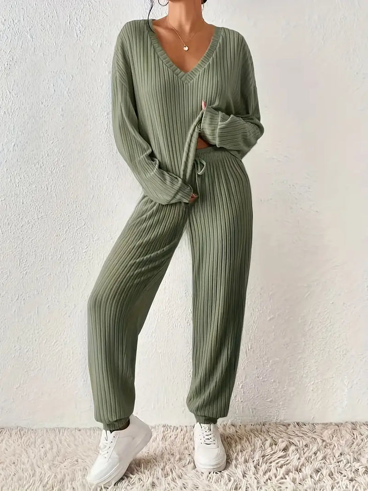 Blødt damesæt loungewear med V-hals og ribbet design. Perfekt komfortsæt til afslapning derhjemme.