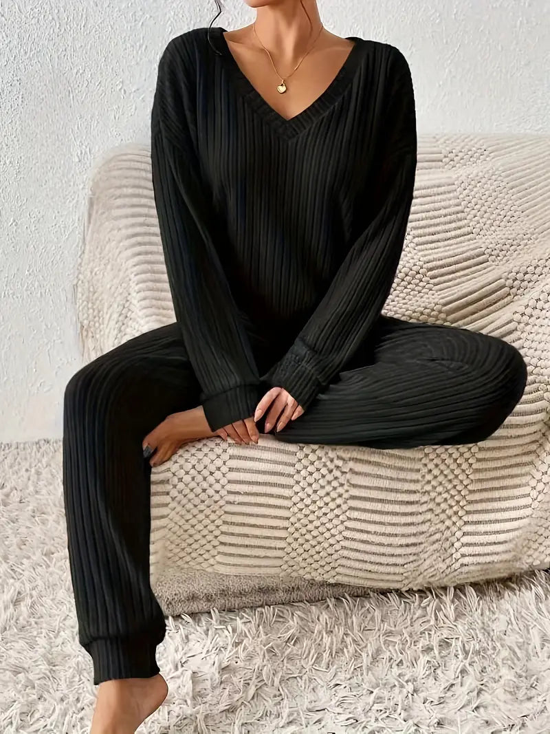 Komfortabelt damesæt med V-hals og ribbet struktur. Blødt loungewear, perfekt til afslappet hverdagsbrug.