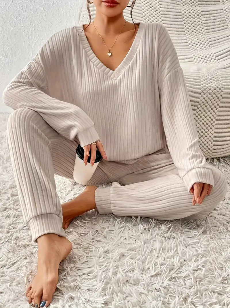 Stilfuldt blødt damesæt med V-hals og ribbet design. Perfekt som hygge- eller afslappet tøj til hjem og fritid.