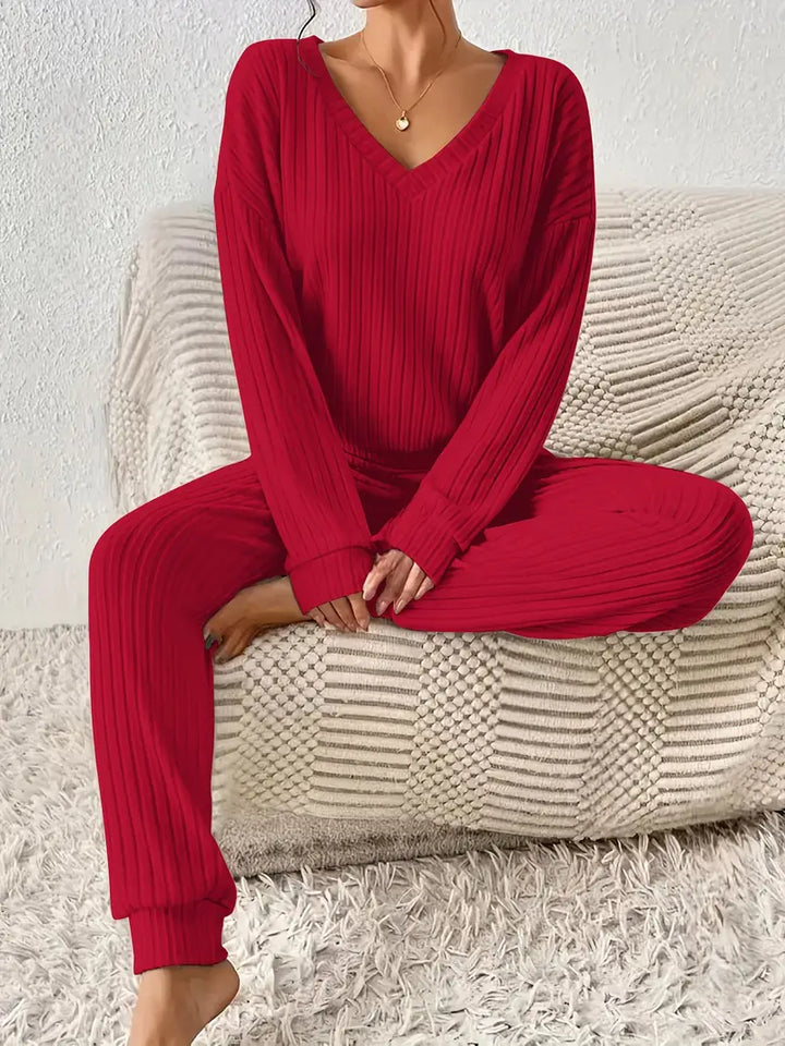 Blødt, todelt loungewear sæt til kvinder. Med V-hals og ribbet struktur for ultimativ komfort og stil derhjemme.