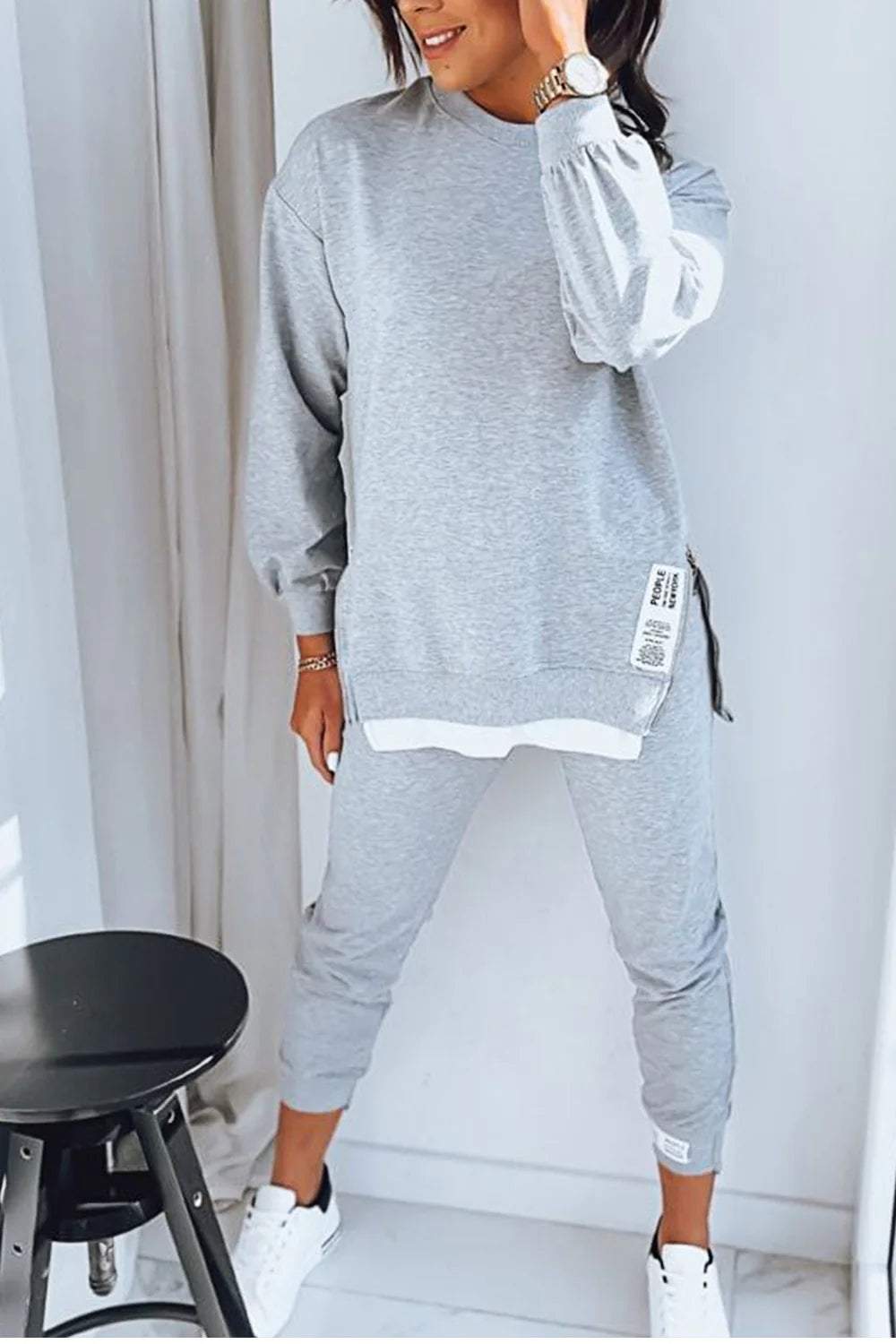 Blødt damesweatsæt med oversized trøje og matchende bukser, perfekt til afslappet loungewear.