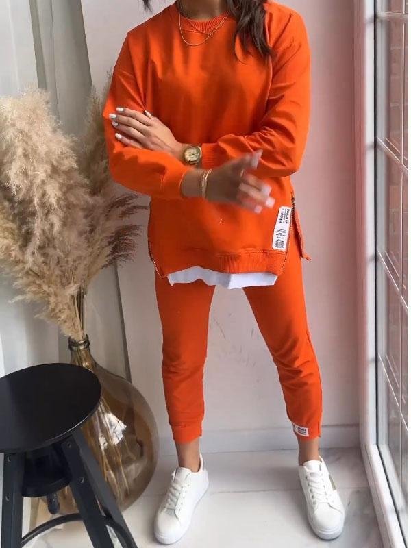 Moderigtigt loungesæt til damer: et blødt, to-delt sweatsæt med oversized trøje og matchende bukser.